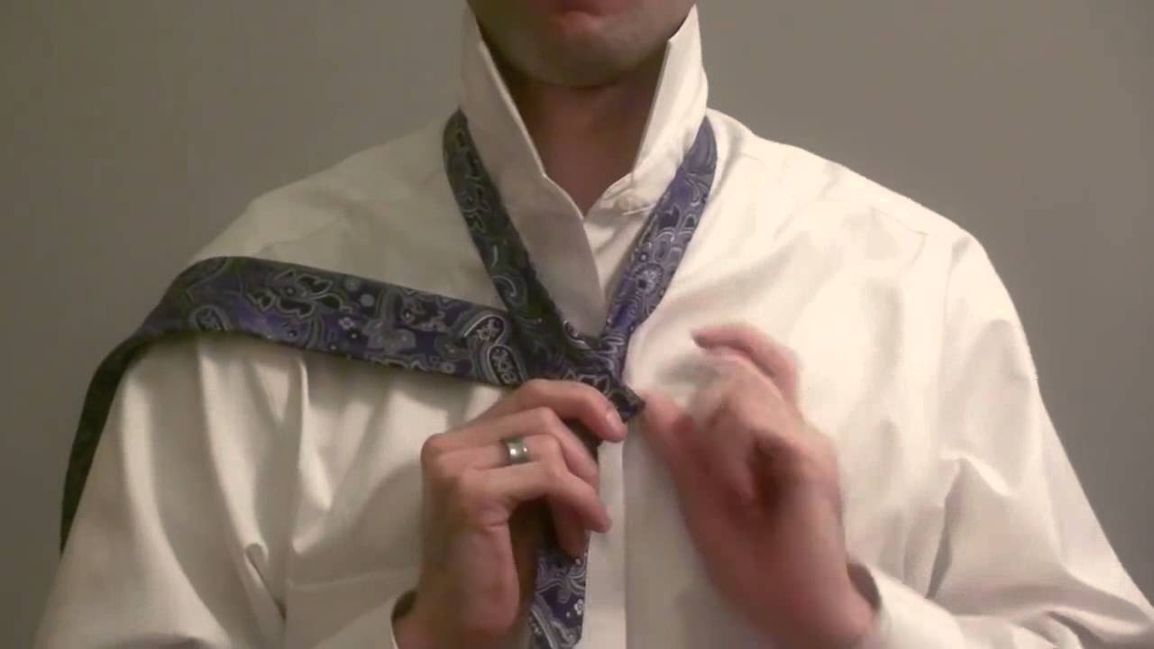 Cómo hacer el nudo de corbata windsor paso a paso en español (Spanish How to Tie a Tie)