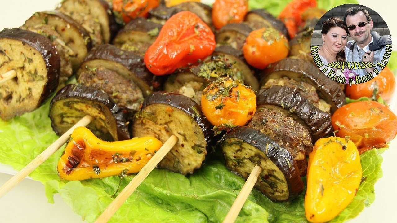 Brocheta de calabacín en шпажках en el horno con verduras.La cocina turca. Delicioso y sencillo. La