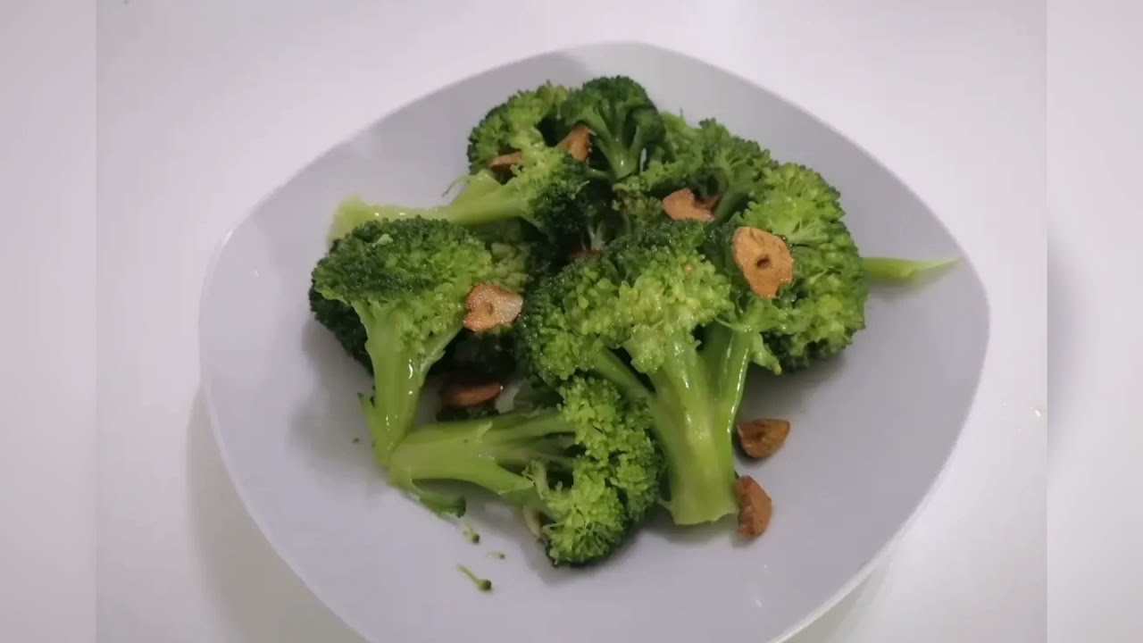 Brócoli con refrito del ajos, gran fuente de hierro.