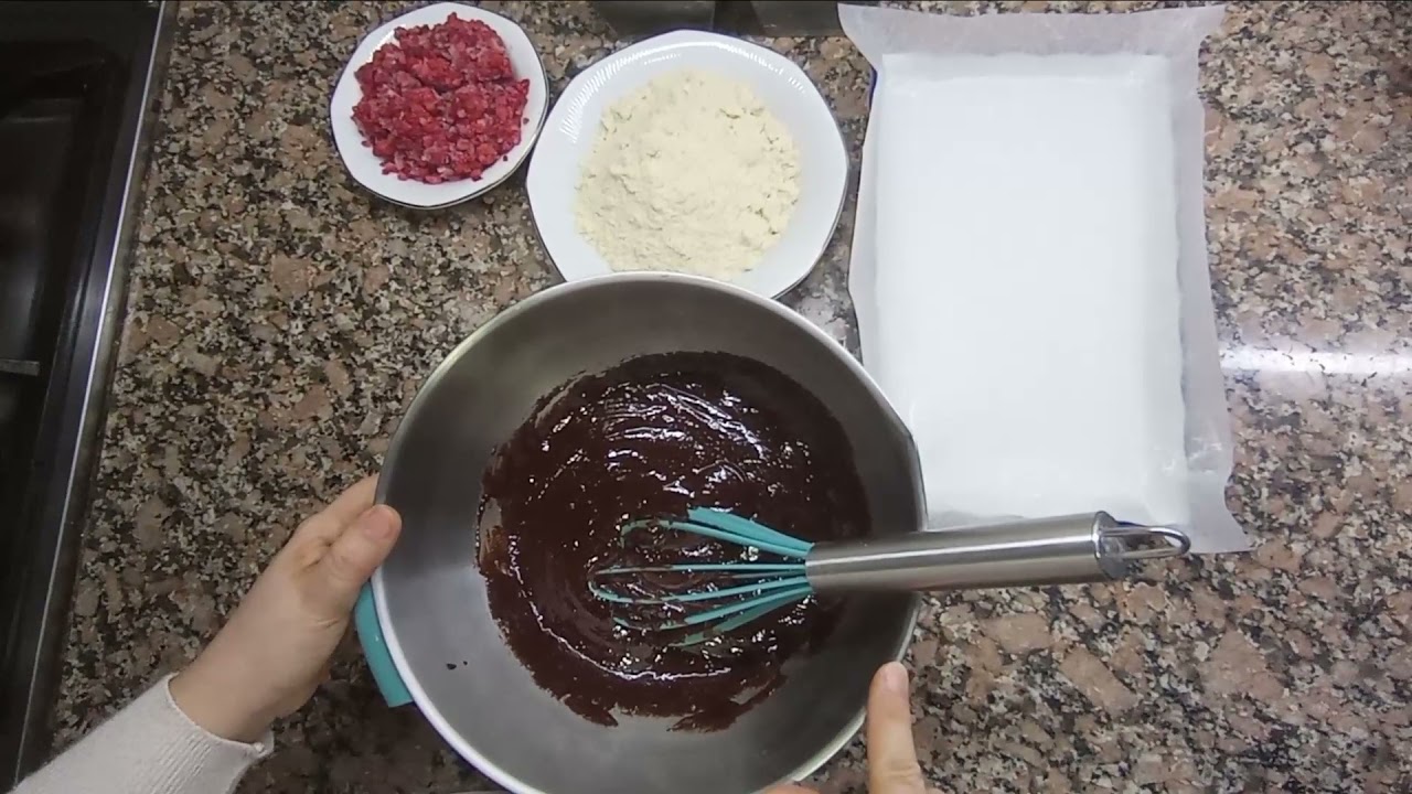Cómo hacer Brownies de Chocolate con Frambuesas (SIN HARINA)