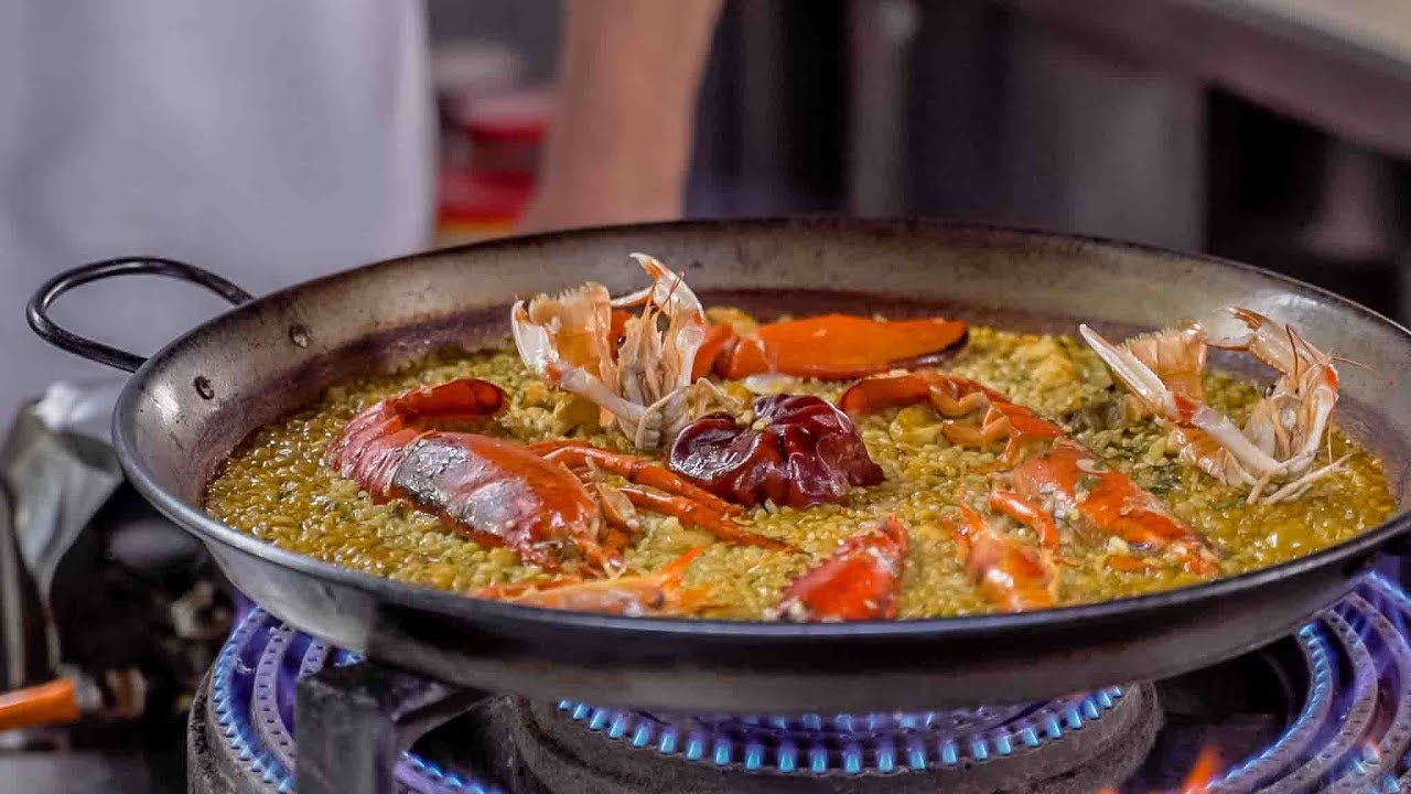 Paella de bogavante, arroz seco de marisco. Lobster rice.