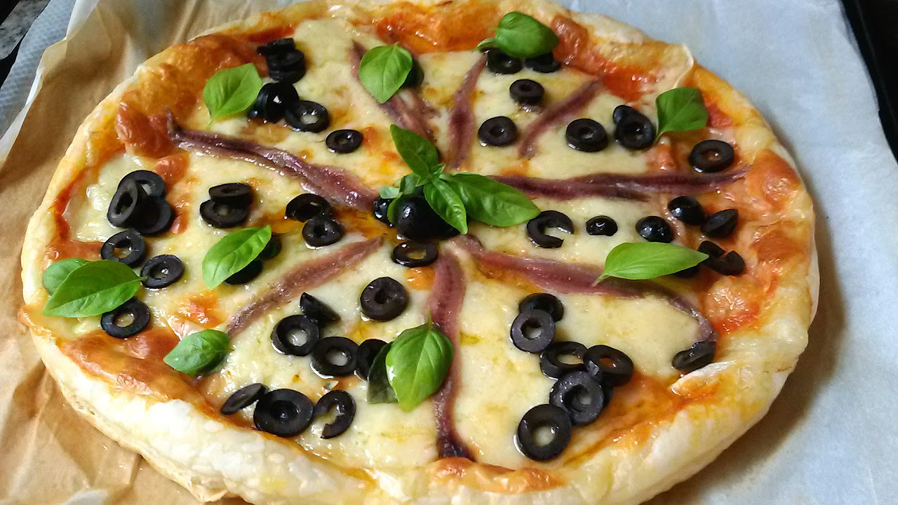 Pizza de anchoas con masa de hojaldre