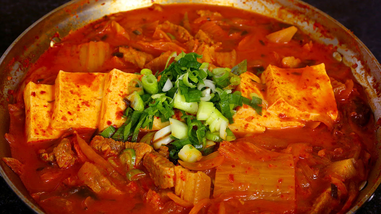 Kimchi Stew (Kimchi-jjigae: 김치찌개)