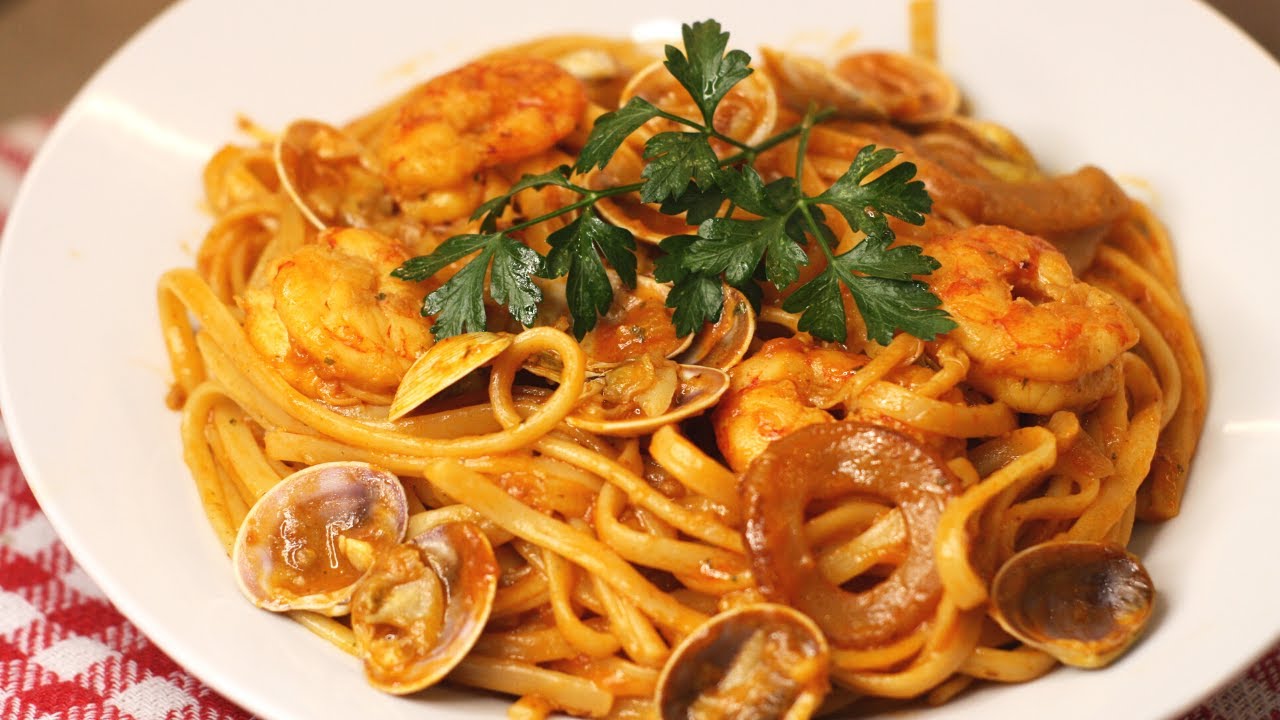 Tallarines a la Marinera 🦐 Espaguetis con gambas, almejas y calamar | Pasta con Marisco Fácil