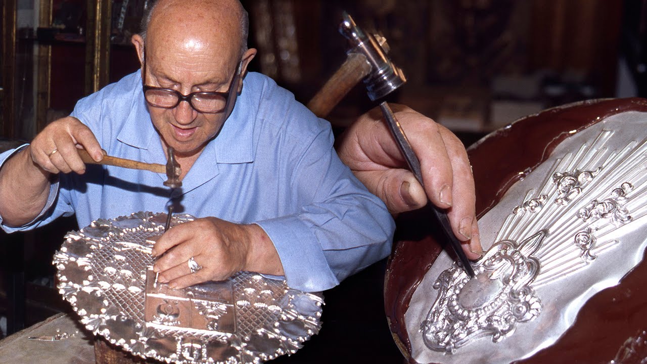 El ORFEBRE y su arte en labrar metales. Fabricación artesanal de piezas de orfebrería | Documental