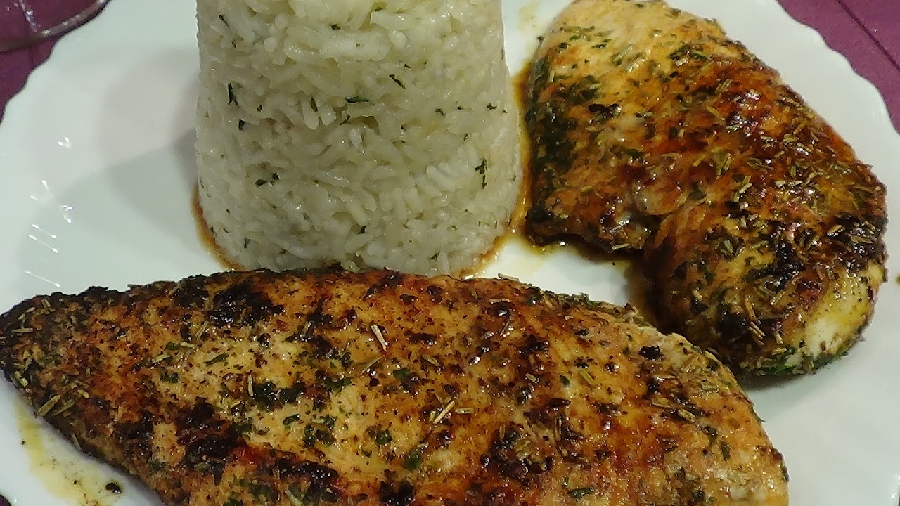 Pollo jugoso, a la sarten, acompañado con arroz.