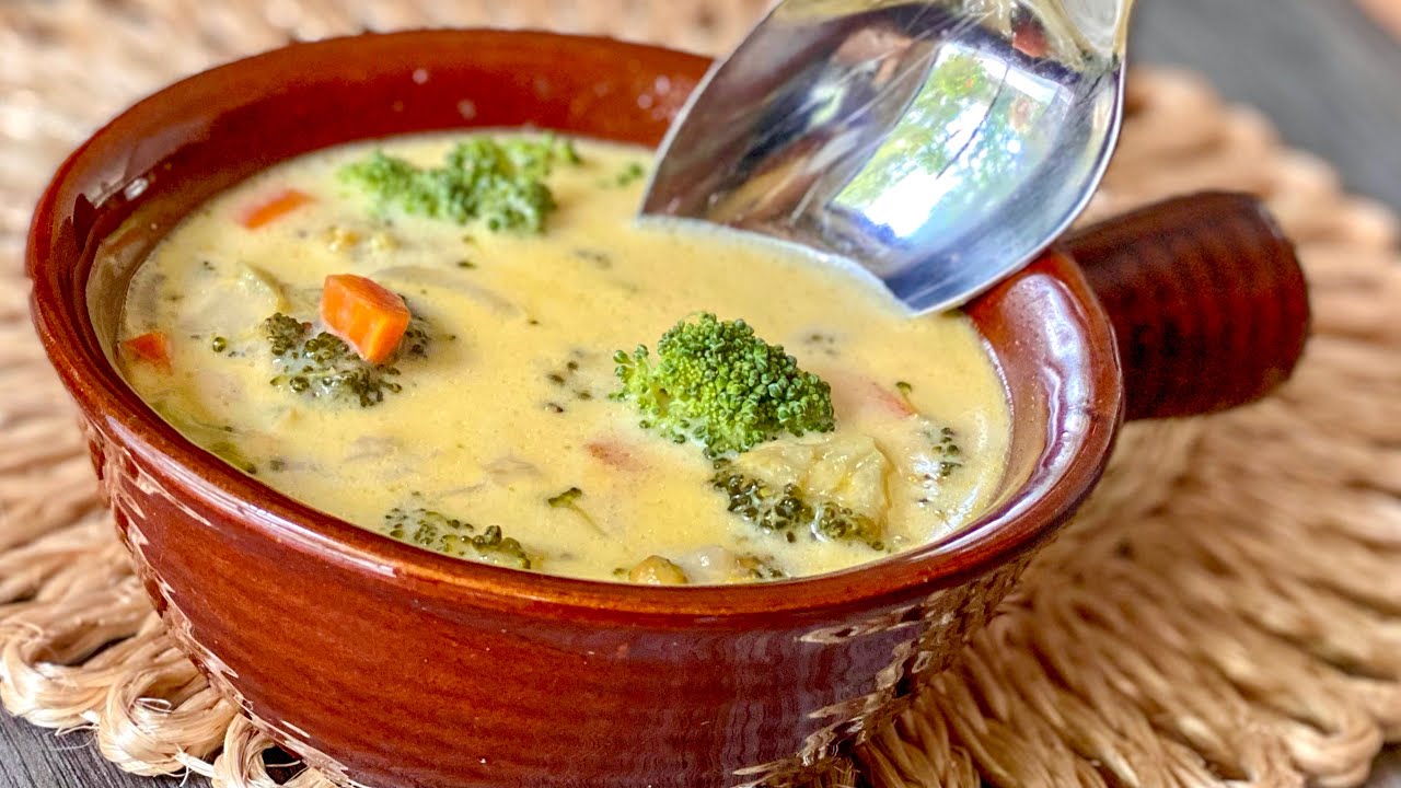 Receta asombrosa. La sopa de brócoli y queso cheddar es rápida y fácil.