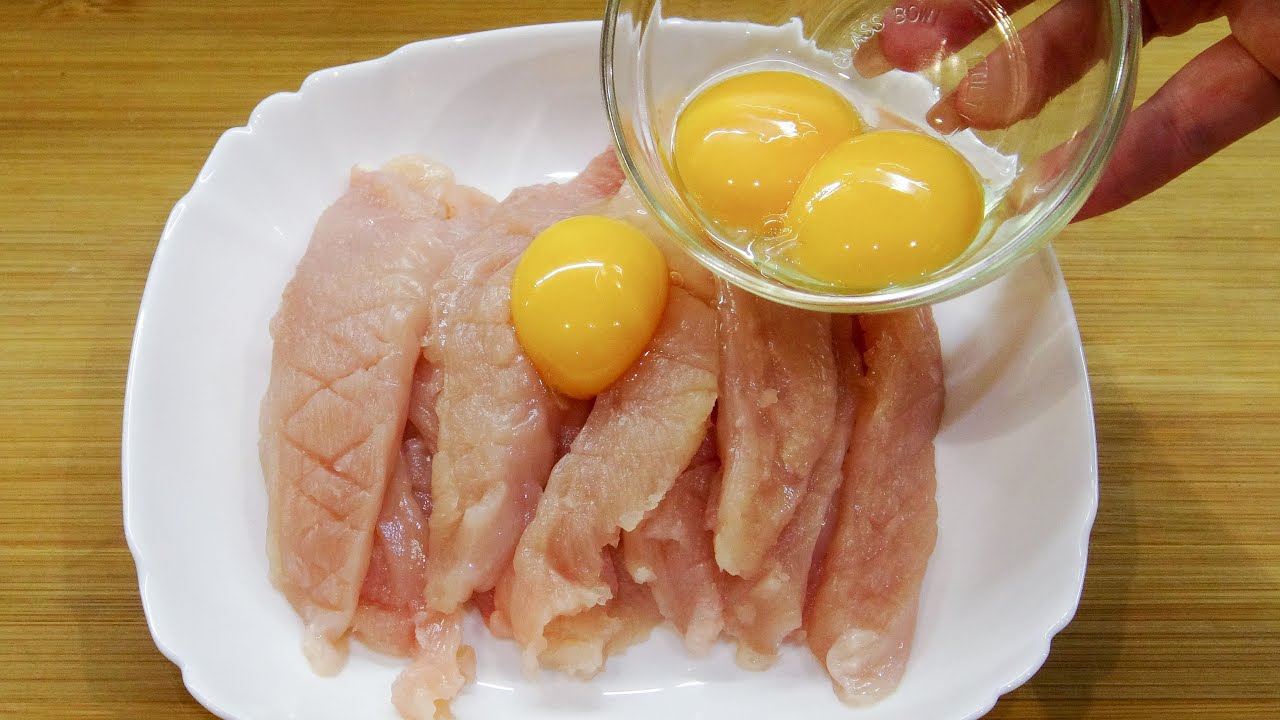 Verter los huevos sobre la pechuga de pollo y listo, la receta de filete de pollo está jugosa