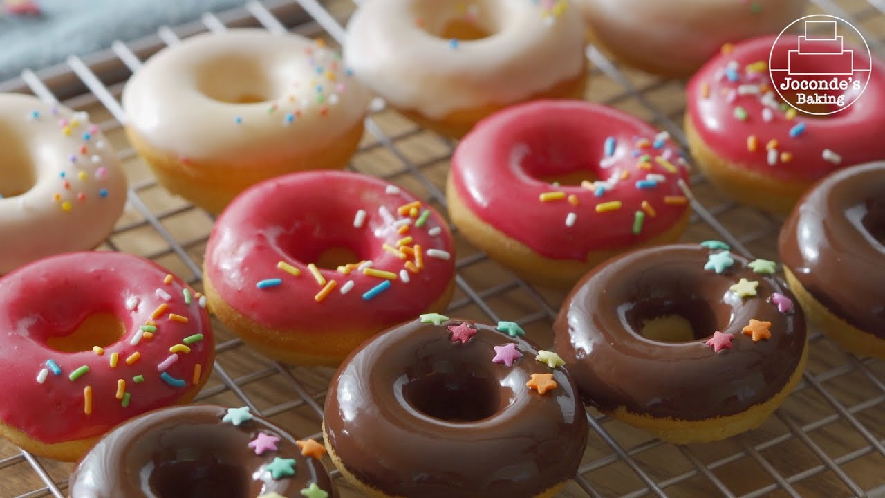 Donuts horneados húmedos glaseados con tres sabores diferentes.