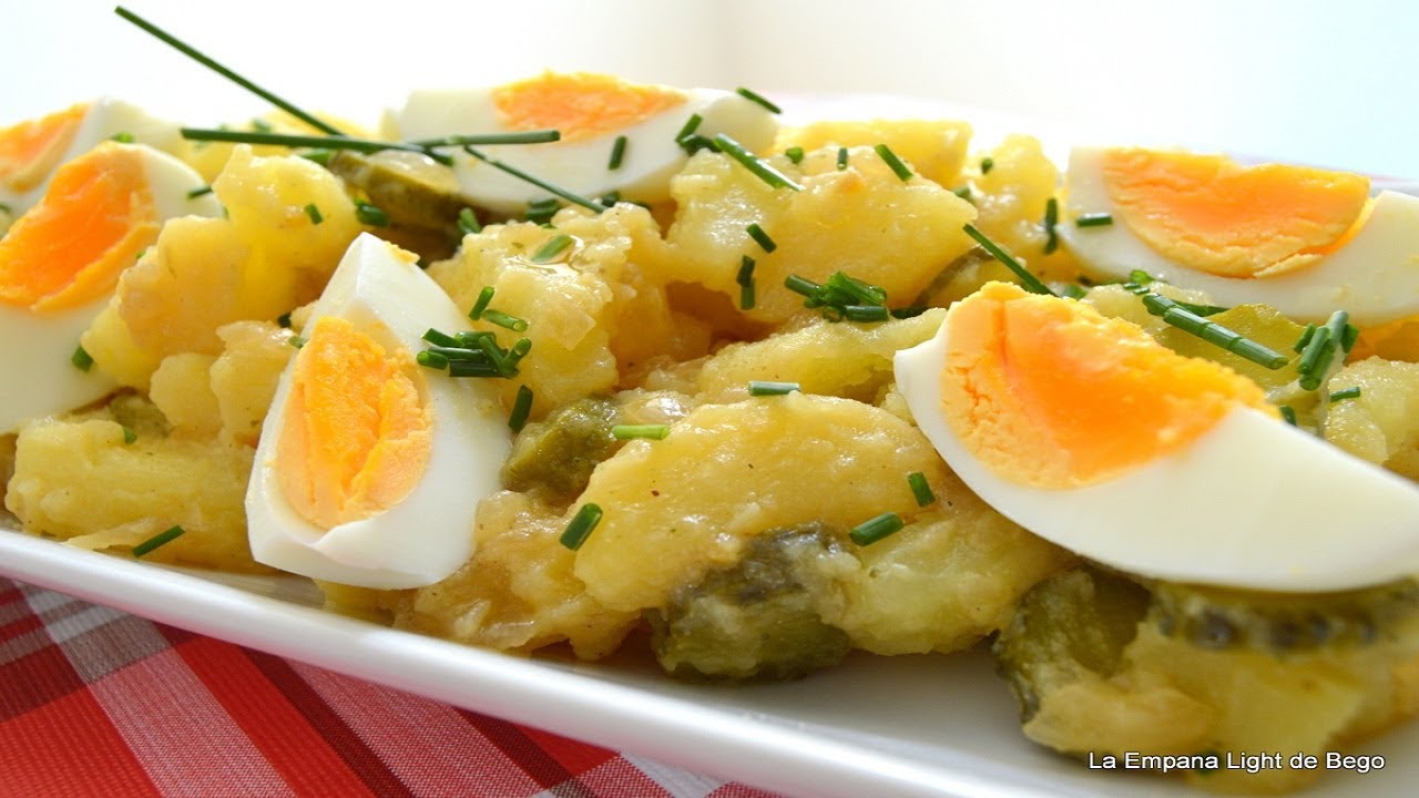 Ensalada de Patatas Alemana. Katorffelsalat Receta Famosa de Ensalada de Patatas