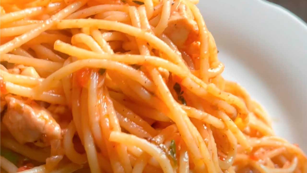 Espaguetis con Pollo 🍗 Receta con tallarines fácil y rápida