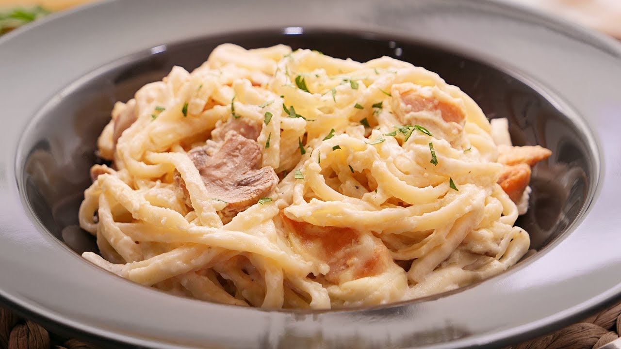 Espaguetis con una Salsa Alfredo | Receta muy Fácil y Rápida!