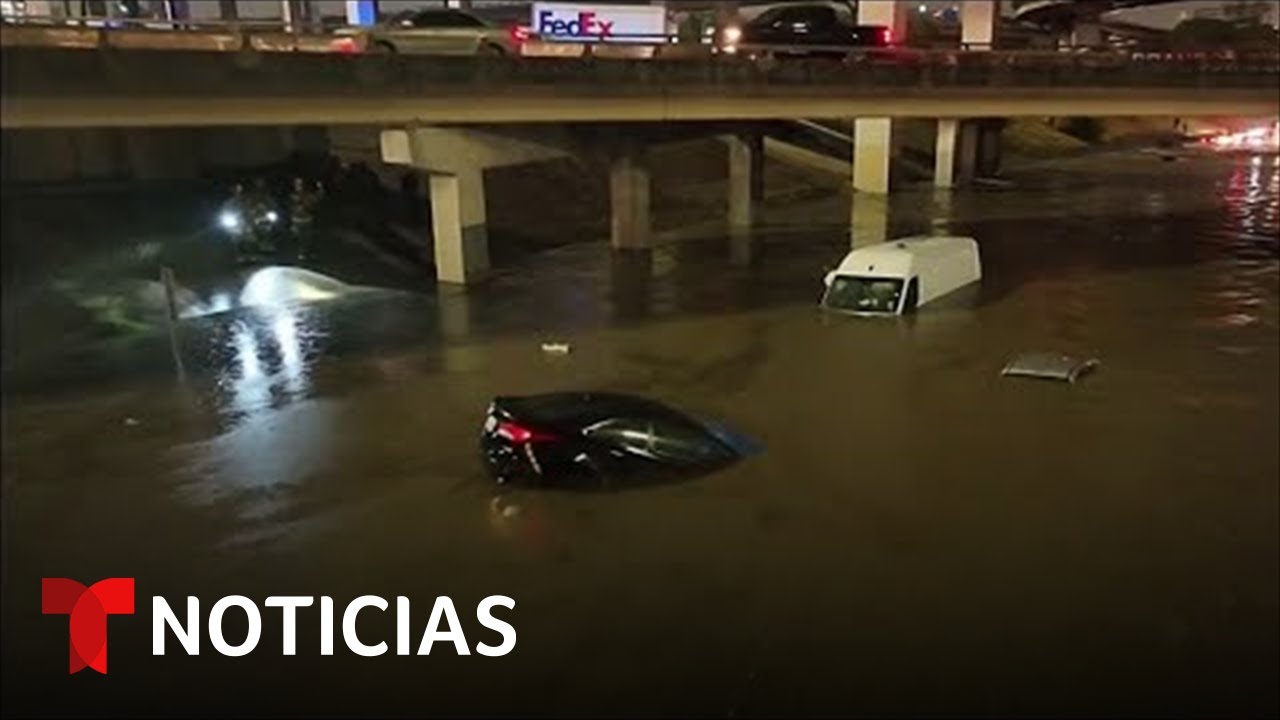 Lluvias en Dallas inundan calles y atrapan a conductores | Noticias Telemundo