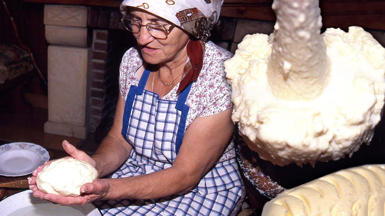 MANTEQUILLA artesanal. Ordeño de la leche y elaboración manual de este alimento | Documental