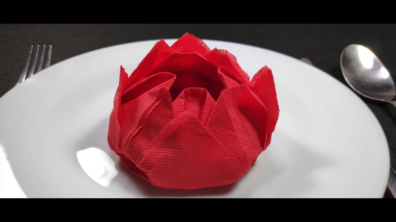 Servilleta de papel con forma de flor de loto.