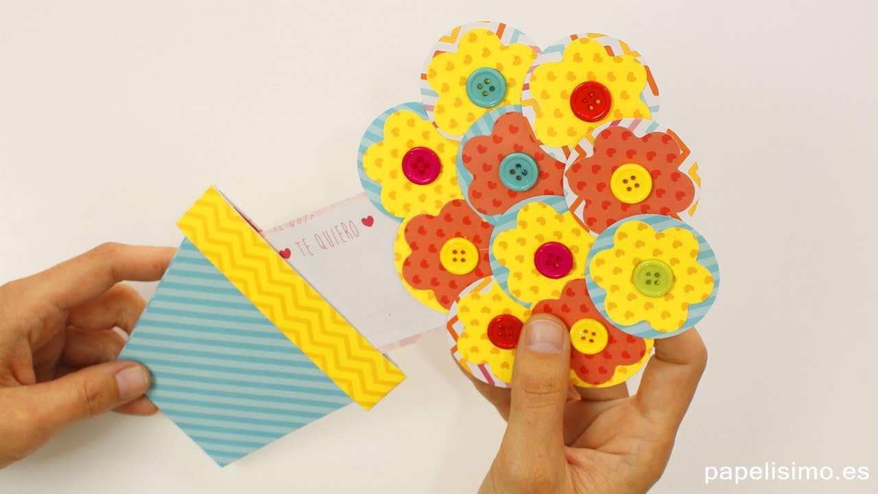 Tarjeta Día de la Madre con flores de papel