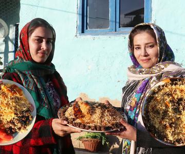 Kalam Polo ♧ Pilaf de repollo y nabo con albóndigas Deliciosa comida iraní cocinada en el pueblo