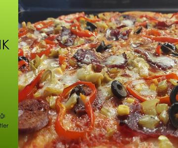Karışık Pizza Tarifi / Evde Pizza Hamuru Nasıl Yapılır? / İnce Hamur Bol Malzemeli Pizza