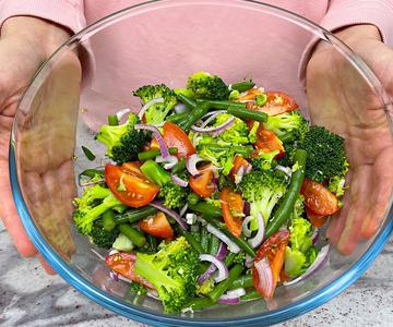 ¡Pocas personas conocen esta receta! Sabrosa ensalada con brócoli, tomates y judías verdes.