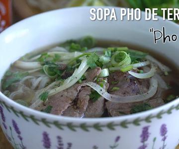 Sopa Pho de ternera - Sopa de noodles vietnamita (Pho Bo)