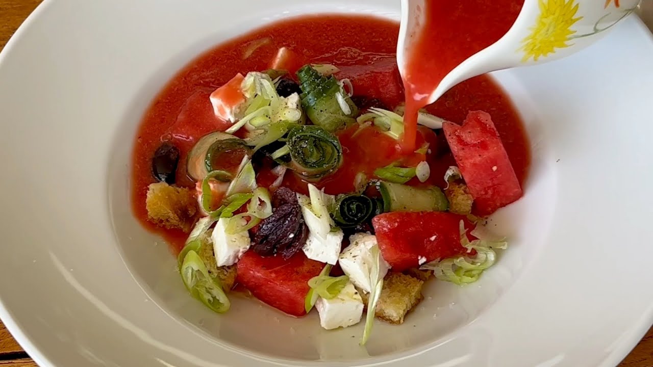 Gazpacho Rezept, kalte Suppe mit Melone, Tomaten u. a., Melonensuppe, Oliven schnell entkernen