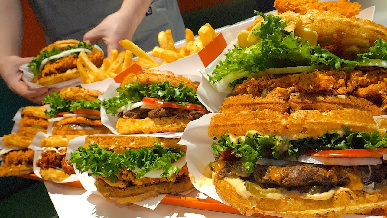 이 조합 무조건 찬성! 와플과 치킨이 만나 더 맛있어진 수제 와플버거 / How to make chicken waffle burgers - Korean street food