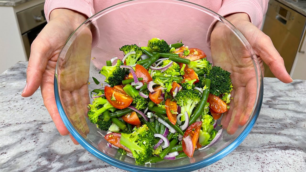 ¡Pocas personas conocen esta receta! Sabrosa ensalada con brócoli, tomates y judías verdes.