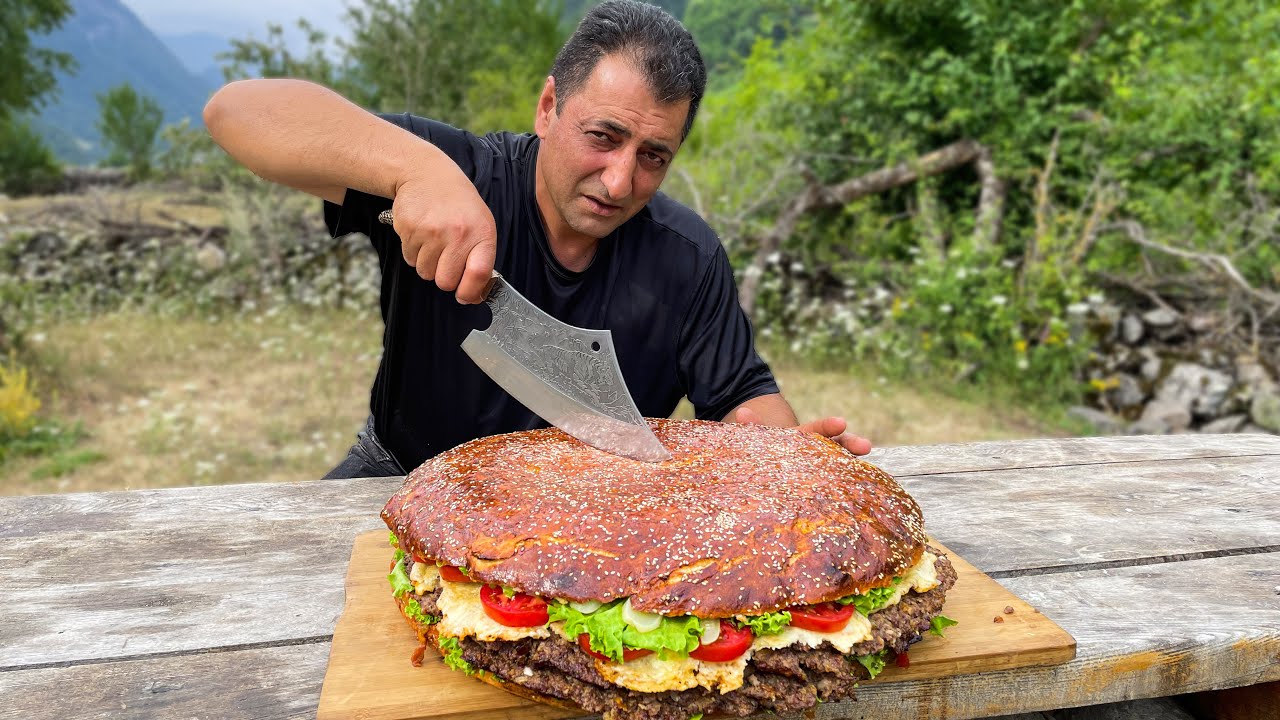 ¿Por qué cocinar muchas HAMBURGUESAS pequeñas cuando puedes cocinar una ENORME a la vez?