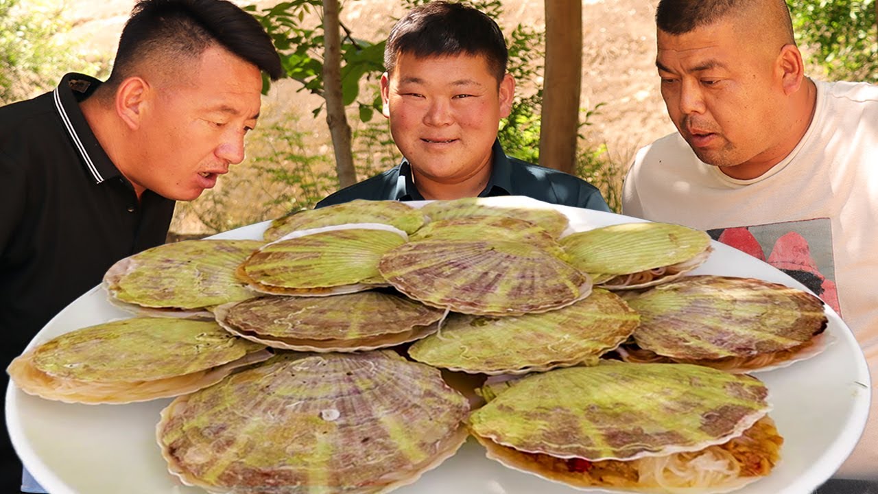 El tipo gasta 100 yuanes para comprar una olla de vieiras y hacer vieiras al vapor con ajo.