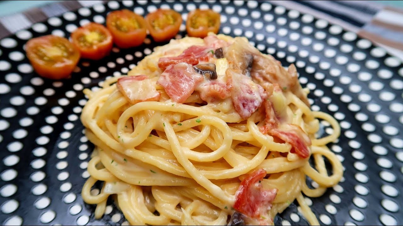 Receta cremosa y cursi de espaguetis a la carbonara con champiñones y tocino
