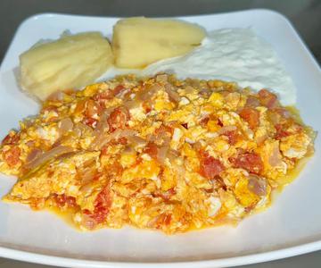 HUEVOS REVUELTOS con Tomate y Cebolla 🍳 Desayuno Fácil de Preparar ✅