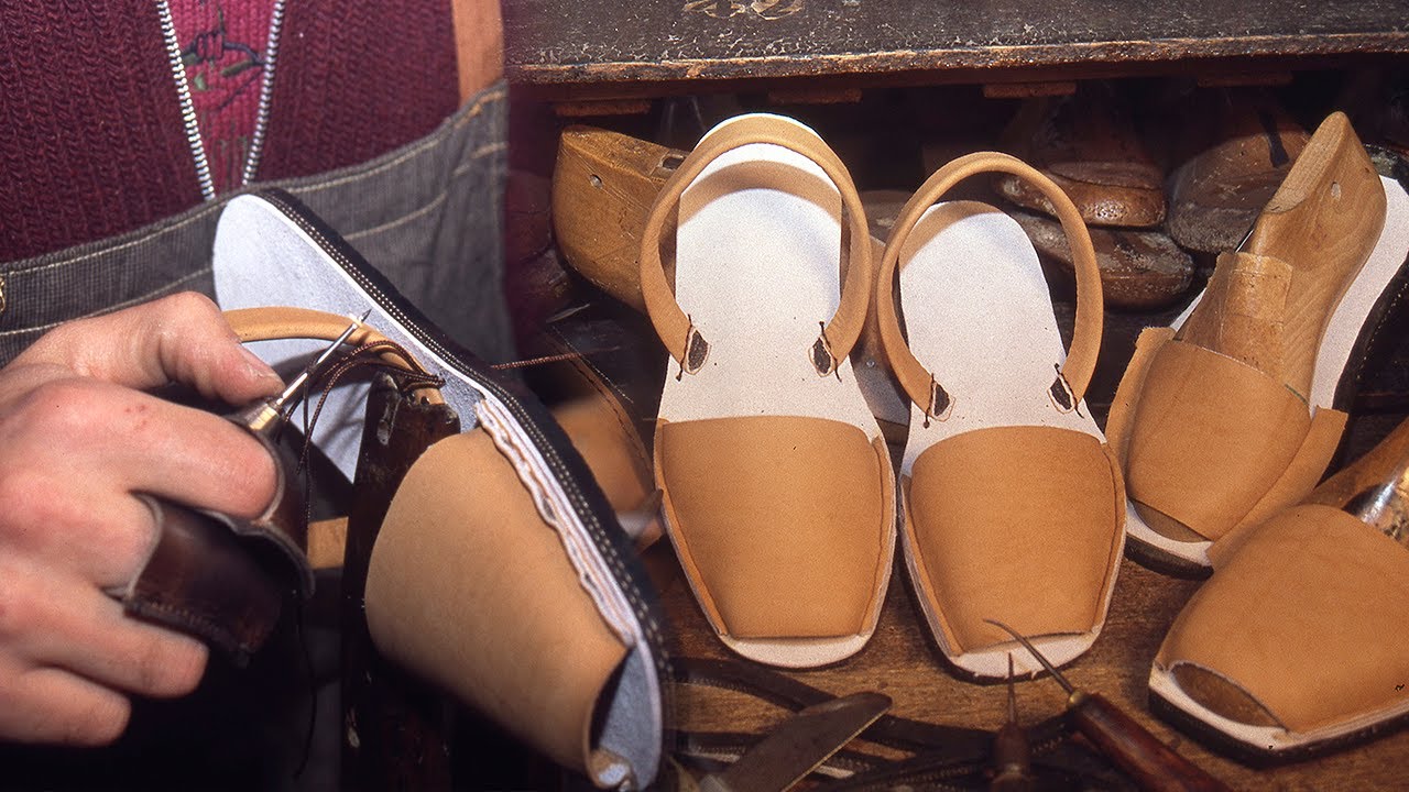 ABARCAS MENORQUINAS. Elaboración artesanal de este calzado de verano | Oficios Perdidos | Documental