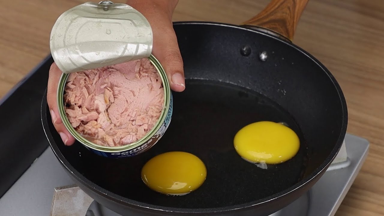 ¿Tienes huevos y atún enlatado en casa? Haz esta receta súper fácil y deliciosa.