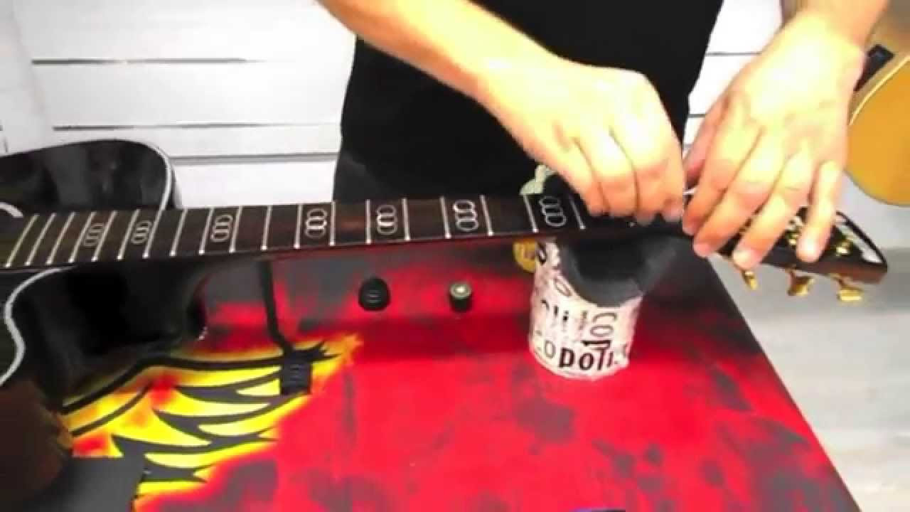 Cómo limpiar el mástil de una guitarra acústica