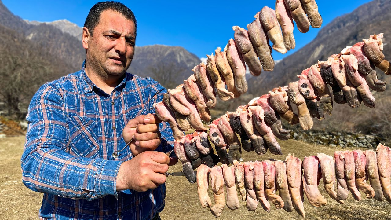 Jugoso kebab de lengua de cordero cocinado en un hermoso pueblo de montaña