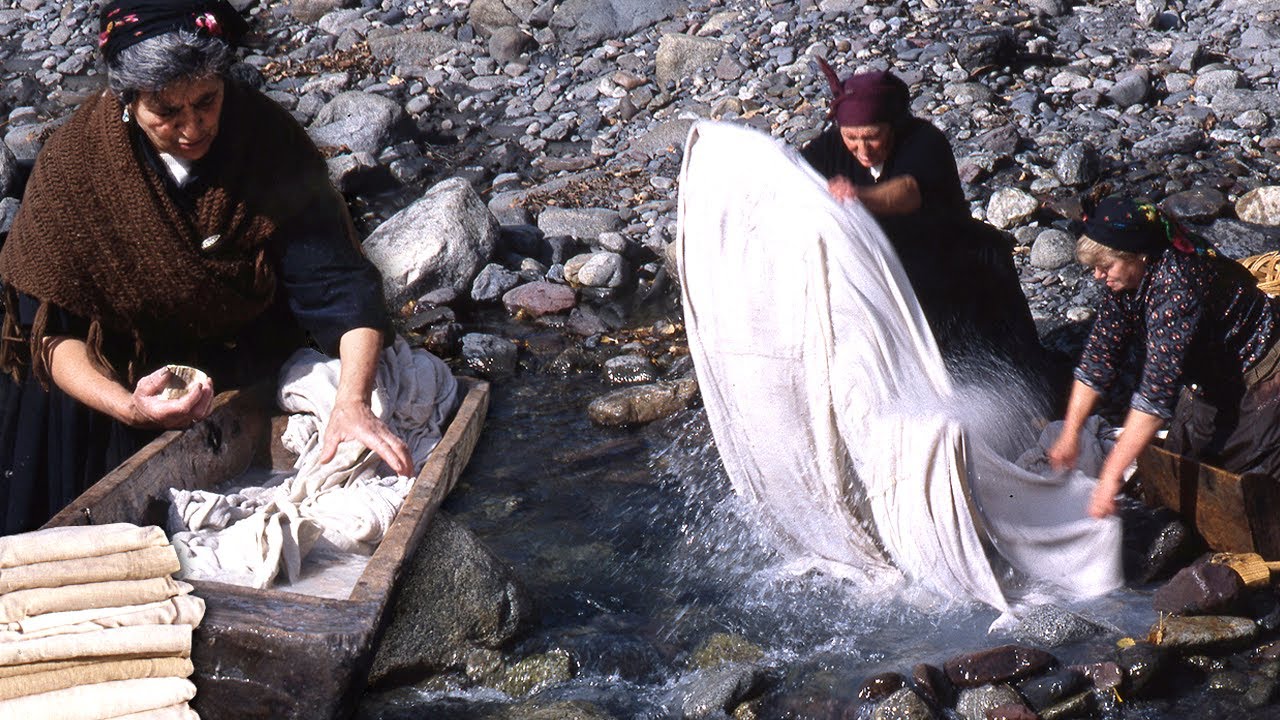 La COLADA DE LA ROPA EN EL RÍO del Pirineo y el uso de ceniza para su limpieza en 1996 | Documental