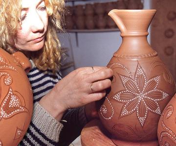 CERÁMICA \"ENCHINADA\" artesanal y su espectacular decoración con piedras de cuarzo | Documental