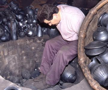 CERÁMICA NEGRA artesana. Preparación del barro y elaboración de piezas en horno de leña | Documental