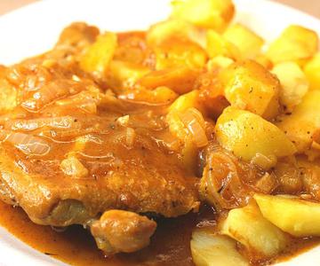 Contramuslos de pollo a la Cerveza receta fácil🍺 Con guarnición de patatas🍟 Pollo en Salsa