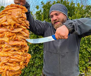 Doner de pollo increíblemente delicioso cocinado sobre una fogata