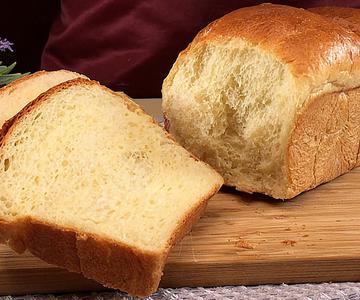 El pan ligero y aireado más delicioso elaborado con ingredientes simples Brioche simple y sabroso.
