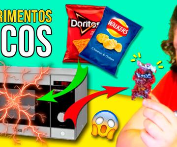 ¡¡Esto es lo que OCURRE si metes BOLSAS de patatas FRITAS en el MICROONDAS!! 🙀 EXPERIMENTOS caseros