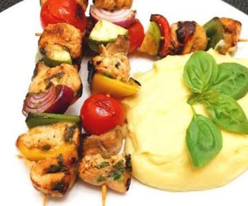 Fácil de hacer: brochetas de pollo con puré de papas cremoso