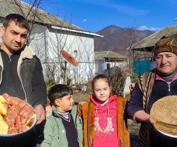 La vida es pacífica y saludable en nuestro pueblo | La abuela cocina pan kebab | Vida de campo