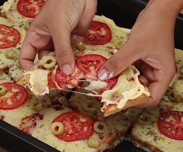 Las rebanadas de pan se convierten en pizza en unos minutos, una receta súper fácil y económica.