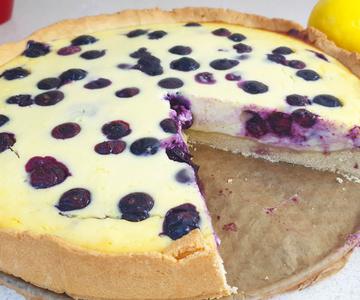 Pastel con arándanos. Tarta de arándanos con sensación de quark. Tarta de queso con arándanos.