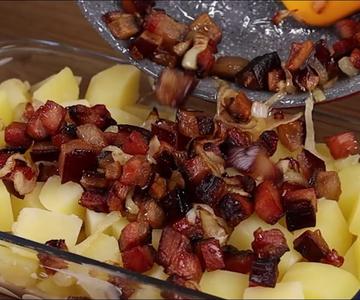 Si tienes patatas y tocino en casa, haz esta receta en solo unos minutos.