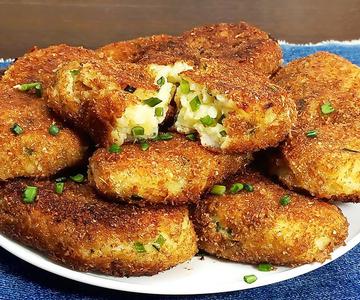 Solo tienes que rallar patatas para hacer este plato super sabroso y barato. Receta de snacks