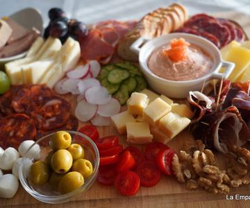 Tabla de Aperitivos con Paté de Salmón Casero en 5 minutos, Quesos, Ibéricos, Uva y Frutos Secos