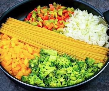 ¡Toma espagueti/pasta y haz una deliciosa receta para la cena! Pasta con brócoli.